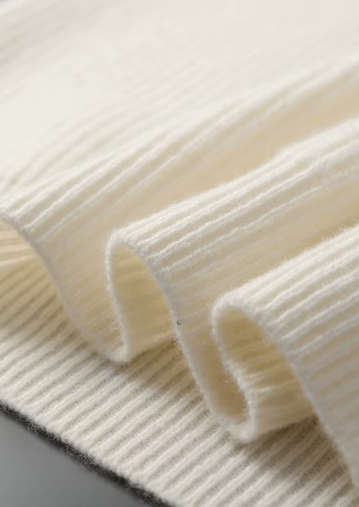 Premium Cashmere Ribbed V-Neck Sweater | Arventti