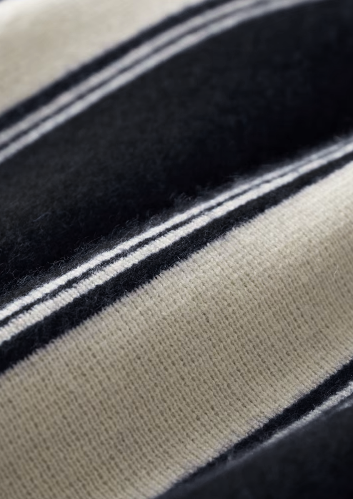 Pure Extra-Fine Merino Wool Black Damien Set | Arventti